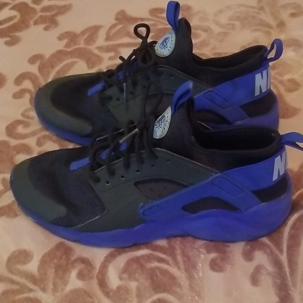 Sneakers  size 6.5 youth